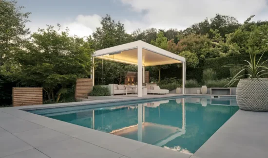 Moderner Pool mit Überdachung und stilvoller Gartenlandschaft